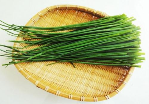 Hẹ. Hẹ dùng chữa chứng mộng tinh, di tinh, viêm tiền liệt tuyến. Hẹ chứa nhiều axit folic, một hoạt chất giúp tăng số lượng tinh trùng ở những nam giới có mức Folate trong cơ thể giảm.