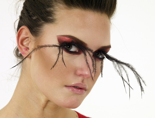 Lông mi giả kiểu cành cây gây cảm giác ghê rợn.