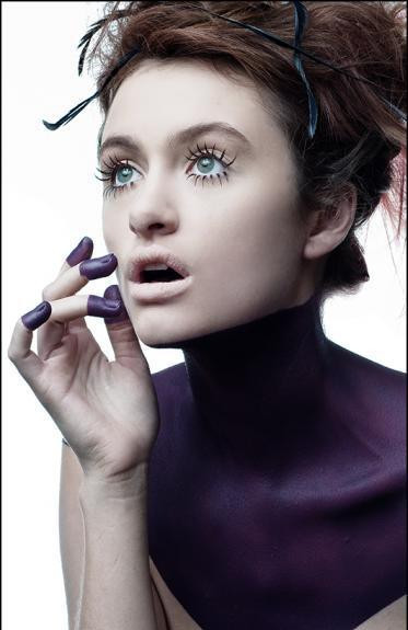 Hầu hết các cô gái đều muốn sở hữu hàng mi dài, cong và dày, tuy nhiên, để đẹp với những cách dán mi này thì dễ khiến nhiều người sợ hãi hơn.