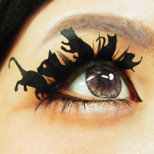 Những chú mèo đen quái dị trên mi mắt thiếu nữ.