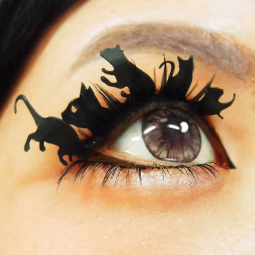 Những chú mèo đen quái dị trên mi mắt thiếu nữ.