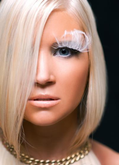 Mẫu lông mi trắng muốt bằng lông vũ.