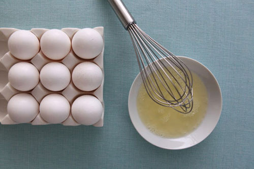 Dùng lòng trắng trứng. Bạn cũng có thể áp dụng phương pháp chăm sóc da đầu bằng lòng trắng trứng gà. Sau khi gội đầu xong, bạn sấy tóc cho khô và cho lòng trắng trứng gà lên da đầu, rồi chải thật kỹ khoảng 10 phút. Sau đó gội lại bằng nước ấm.