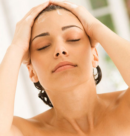 Massage da đầu cũng là một cách hiệu quả để giúp cho chân tóc khoẻ hơn. Bạn xịt nước vào tóc để làm cho tóc ướt một cách từ từ và bắt đầu Massage da đầu bằng hai tay. Bạn cũng có thể sử dụng một loại nước dưỡng đặc biệt và massage tóc hàng ngày để cho nước dưỡng ngấm sau vào da đầu và chân tóc. Nó có tác dụng giúp tóc tăng độ đàn hồi, mượt mà và khỏe hơn.