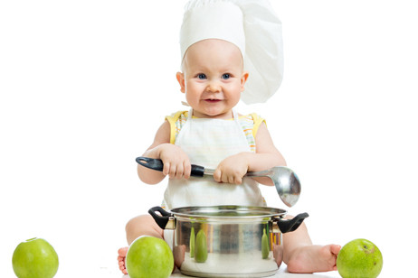 Người mẹ nên ăn những món ăn nhuận tràng như: Canh đu đủ, khoai tây, rau lang luộc ... như vậy khi bé bú mẹ sẽ ít bị táo bón, đồng thời cũng cho bé uống thêm nước. Vì khi trẻ táo bón sẽ phải rặn khi đi ngoài, ảnh hưởng tới cơ bụng.