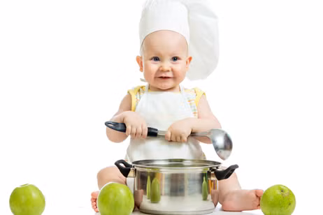 Người mẹ nên ăn những món ăn nhuận tràng như: Canh đu đủ, khoai tây, rau lang luộc ... như vậy khi bé bú mẹ sẽ ít bị táo bón, đồng thời cũng cho bé uống thêm nước. Vì khi trẻ táo bón sẽ phải rặn khi đi ngoài, ảnh hưởng tới cơ bụng.