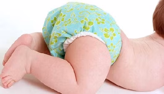 Tuy nhiên, mẹ cần nhớ, một khi bỉm đã được mặc, dù bé tè nhiều hay ít, dù có dính phân chỉ chút xíu thôi cũng đã tạo điều kiện cho rất nhiều vi khuẩn xâm nhập. Nếu cho con mặc lại, bé sẽ cảm thấy vô cùng khó chịu, ngứa ngáy, nguy cơ hăm tã cũng rất cao.