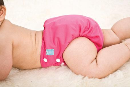 Để bỉm quá 8 tiếng. Quá bận rộn nên quên thay bỉm cho con, tiết kiệm nên muốn để bé “mặc cố” thêm vài tiếng là lỗi rất nhiều bà mẹ mắc phải. Trên lý thuyết, một miếng bỉm nếu chỉ chứa nước tiểu thì có thể mặc được trong nhiều nhất 4 tiếng, với tã giấy là 2-3 tiếng và nếu bé ị thì cần phải thay ngay lập tức.