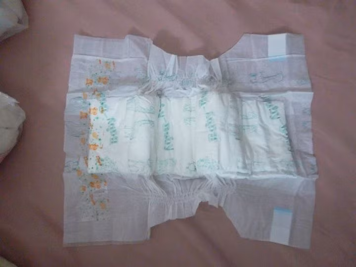 Mua bỉm trần cho con dùng. Thời buổi giá cả thị trường đang ngày càng tăng với tốc độ chóng mặt, kinh tế eo hẹp khiến cho việc chọn mua bỉm luôn khiến các chị em đau đầu và phải đắn đo suy nghĩ. Trong hoàn cảnh này, bỉm trần xuất hiện trên các thị trường online như một giải pháp cứu nguy và được nhiều bà mẹ ca tụng. Bỉm trần được nhiều mẹ rỉ tai, truyền miệng nhau như là một “bí kíp” tiêu dùng tiết kiệm cho con trong mùa đông vì có giá thành thấp.