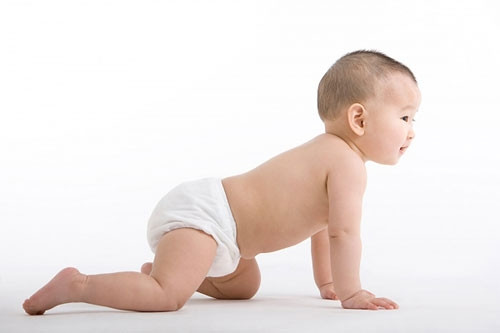 Cho con mặc bỉm 24/24. Đóng bỉm nhanh – gọn – tiện chính là lý do khiến nhiều bà mẹ ngày nay dường như đã quá lệ thuộc vào món đồ sơ sinh này, sẵn sàng cho con mặc 24/24, bẩn lại thay mà không hề bận tâm đến tác hại của nó. Điều này rất nguy hiểm, gây tổn hại đến sức khỏe và làn da của bé.