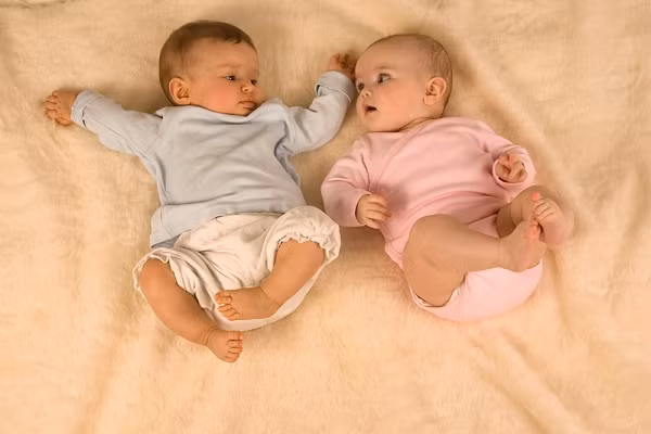 Đặc biệt vào mùa hè nóng bức nếu mặc bỉm 24/24 sẽ khiến bé nóng hơn gây khó chịu, quấy khóc. Nặng hơn là bé bị hăm, loét nơi mặc bỉm, viêm da, nhiễm khuẩn đường tiêu. Thậm chí bị suy thận. Một ngày, mẹ nên cố gắng để con được “thả rông” ít nhất vài tiếng để làn da bé được “thở” và tiếp xúc với không khí thoáng mát bên ngoài.