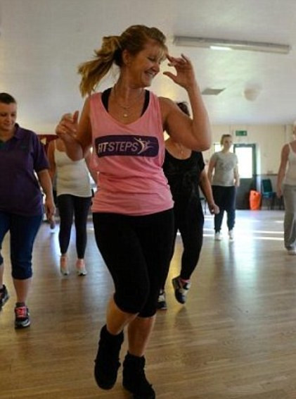 Các bác sĩ xác nhận ca phẫu thuật của bà Kim sử dụng chất trái phép và đang bị rò rỉ. Các bác sĩ trong trung tâm y tế quốc gia NHS đã yêu cầu thực hiện ca phẫu thuật khoảng hơn 127 triệu đồng để phục hồi hình dạng bộ ngực cho bà Kim.