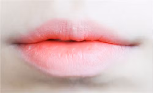 Sau một lúc đánh son dưỡng ẩm để môi trở nên mềm mại hơn thì tiếp tục đánh son hồng nhạt cho đôi môi. Đánh son môi theo cách tự nhiên và không vẽ viền môi.