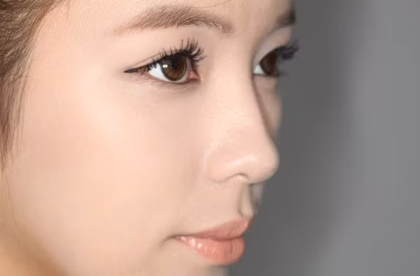 Chải mascara tự nhiên. Để tạo mi dày mà vẫn tự nhiên, chải mascara theo hình chữ Z hay răng cưa từ giữa hàng mi đến phía cuối mi. Sau đó chải mascara theo hướng thẳng dọc ở phía trên của mi.