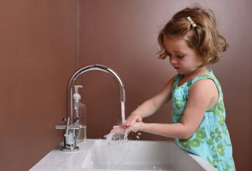 Rửa tay sạch sẽ. Rửa tay thường xuyên là cách hữu hiệu để phòng tránh các bệnh liên quan tới đường hô hấp và tiêu hóa. Vì vậy, một đứa trẻ khỏe mạnh luôn có thói quen rửa tay sau khi đi học về, trước khi ăn , sau khi chơi và đi vệ sinh. Dĩ nhiên, bé cần học kỹ năng rửa tay với xà phòng.
