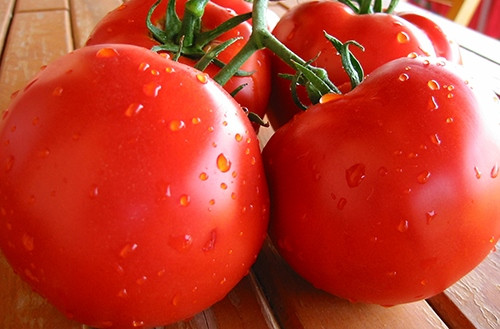 Cà chua. Cà chua rất ít calo, giàu chất xơ, vitamin, axit citric, beta caroten, ;ycopene… dễ dàng cho bạn cảm giác no dù chỉ ăn một lượng rất ít. Phương pháp ăn cà chua giảm cân đã được rất nhiều phụ nữ Nhật Bản áp dụng thành công. Với những người béo phì, duy trì ăn cà chua thường xuyên bạn có thể giảm được 2 kg mỗi tháng.