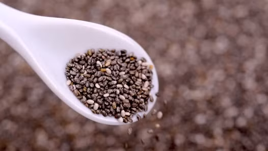 Chất béo omega 3. Thêm nguồn chất béo Omega 3 vào chế độ ăn của bạn trước khi mang bầu sẽ giúp não thai nhi phát triển tốt trong tam cá nguyệt thứ ba. Omega 3 có nhiều nhất trong các loại cá như: cá hồi, các mòi… và các loại thực phẩm như quả óc chó, trứng, đậu tương. Theo khuyến cáo từ bộ y tế Canada, phụ nữ trong độ tuổi sinh nở nên thường xuyên ăn các loại cá và thực phẩm giàu Omega 3.