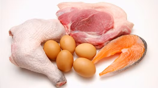 Thực phẩm chứa hàm lượng protein cao. Một nghiên cứu được tiến hành trên những cặp vợ chồng gặp rắc rối với khả năng sinh sản cho thấy, bổ sung thực phẩm chứa hàm lượng protein cao giúp họ tăng khả năng mang thai. Các chuyên gia dinh dưỡng cho rằng protein có vai trò rất quan trọng đối với khả năng sinh sản, do vậy hãy chắc chắn rằng bạn đang bổ sung đầy đủ các loại protein từ trứng, thịt trắng hay những loại cá giàu axit béo omega 3.