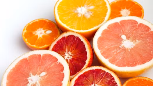 Axit folic. Những số liệu nghiên cứu mới nhất cũng đều cho thấy việc bổ sung axit folic trong thời gian một năm trước khi quyết định mang bầu sẽ làm giảm 70% nguy cơ sinh non. Các thức ăn chứa nhiều axít folic gồm các loại rau như: rau chân vịt, rau cải xanh; các loại đỗ và ngũ cốc, gan, thịt gà, và một số hoa quả như cam, bưởi.