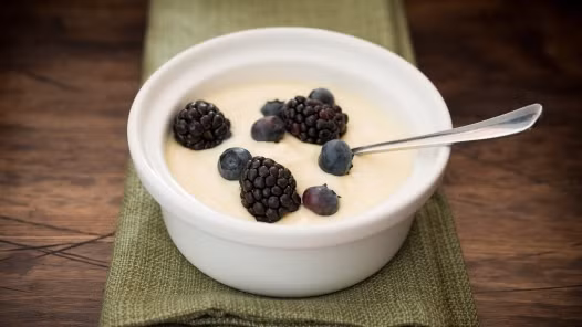 Các sản phẩm từ sữa. Các sản phẩm từ sữa là yếu tố cần thiết giúp cơ thể sẵn sàng cho việc mang thai bởi nó cung cấp đầy đủ canxi, sắt và protein. Không những vậy, uống sữa ít béo hàng ngày theo khẩu phần có thể giúp phụ nữ giảm nguy cơ mắc bệnh vô sinh.