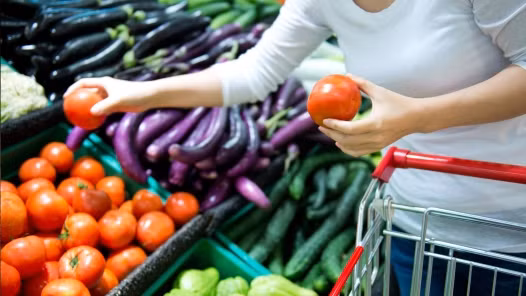 Chất xơ từ trái cây và rau quả. Chất xơ có nhiều nhất trong các loại rau củ quả phổ biến trong bữa ăn hàng ngày của bạn. Vì vậy, trước khi mang bầu, bạn nên tích cực ăn nhiều loại thực phẩm này. Ngoài việc giàu chất xơ, rau củ còn rất dồi dào các loại vitamin A,C,E cần thiết cho cơ thể.