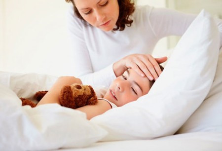 Lau người cho bé: Đưa bé vào nơi kín gió, cởi bỏ bớt quần áo và dùng khăn ấm lau người cho bé, nhất là các bộ phận nách, hạch, bẹn… Không nên đặt bé nằm ở nơi quá nóng. Cho bé ăn đồ ăn lỏng hơn ngày thường để dễ tiêu và uống các loại nước như orezol, nước chanh, nước cam. Không chườm cho bé bằng nước lạnh, nước đá, cũng không được xoa dầu gió cho bé.