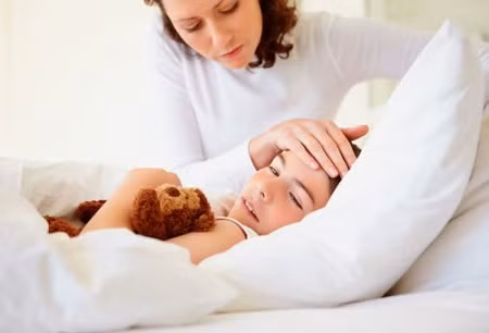 Lau người cho bé: Đưa bé vào nơi kín gió, cởi bỏ bớt quần áo và dùng khăn ấm lau người cho bé, nhất là các bộ phận nách, hạch, bẹn… Không nên đặt bé nằm ở nơi quá nóng. Cho bé ăn đồ ăn lỏng hơn ngày thường để dễ tiêu và uống các loại nước như orezol, nước chanh, nước cam. Không chườm cho bé bằng nước lạnh, nước đá, cũng không được xoa dầu gió cho bé.