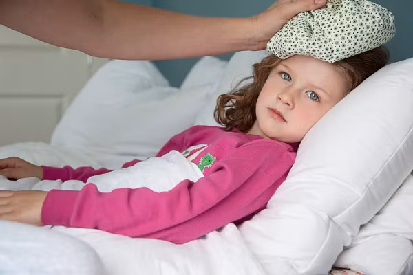 Xông cho bé: Đổ nước nóng vào bồn tắm hay một chậu lớn rồi pha một thìa dầu khuynh diệp hoặc benjoin vào. Phòng tắm phải đóng kín để hơi bốc lên không bị thoát ra ngoài. Bế bé trên tay hoặc để ngồi dưới sàn có trải khăn. Khoác một khăn tắm quanh người bé, không cần mặc quần áo. Mồ hôi bé sẽ ra nhiều. Hơi nước nóng có dầu sẽ thấm qua da được bé thở hít vào phổi.