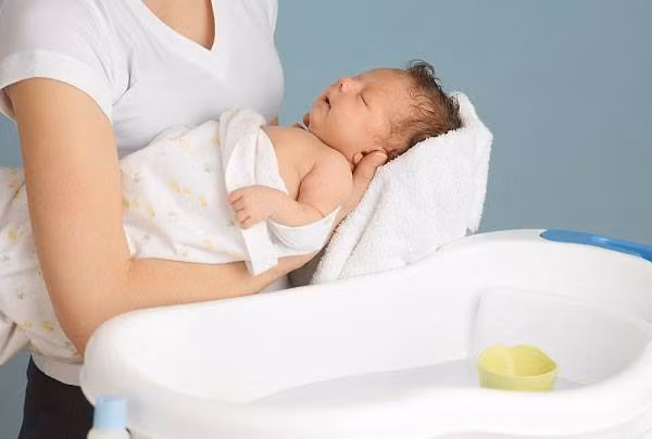 Tắm cho bé: Trước đây, các cụ nhà ta thường kiêng kị việc tắm táp mỗi khi bị sốt, nhất là với trẻ con. Nhưng ngày nay, nhiều nghiên cứu đã chứng minh, tắm chính là cách hạ nhiệt cơ thể rất nhanh nhưng phải tuân thủ các kĩ thuật. Việc hạ nhiệt cho bé khi sốt là cực kì quan trọng vì não trẻ còn yếu nên rất dễ bị tổn thương. Tắm là cách chủ yếu để hạ nhiệt cho não.