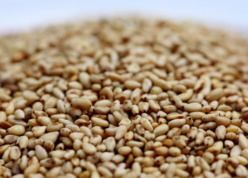 Hạt vừng cũng có tác dụng giảm sưng phù đôi chân khi mang thai. Thả 15-20 hạt vừng chín vào một cốc nước ấm và dùng vào buổi sáng (lúc chưa ăn gì). Ngoài ra, bạn có thể pha đường chiết xuất từ dầu cọ với nước ấm và uống hàng ngày.