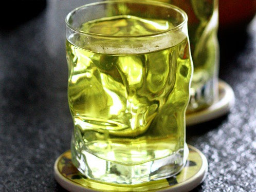 Nước râu ngô. Đun sôi râu ngô với nước, sau đó dùng uống thay nước hằng ngày cũng có hiệu quả giảm phù nề rõ rệt cho mẹ bầu. Ngoài ra nước râu ngô có tính mát, còn giúp bà bầu chống lại căn bệnh viêm đường tiết niệu “đáng ghét” nữa đấy.