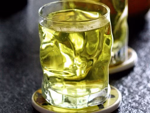 Nước râu ngô. Đun sôi râu ngô với nước, sau đó dùng uống thay nước hằng ngày cũng có hiệu quả giảm phù nề rõ rệt cho mẹ bầu. Ngoài ra nước râu ngô có tính mát, còn giúp bà bầu chống lại căn bệnh viêm đường tiết niệu “đáng ghét” nữa đấy.