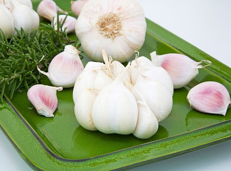 Tỏi và sữa nóng: Giã nhỏ 3 – 4 nhánh tỏi, rồi hòa với một cốc sữa nóng (có thể dùng sữa cho bà Bầu) hãm từ 10 – 15 phút, lọc lấy nước uống trong vòng 30 phút. Mỗi ngày uống từ 2 – 3 cốc sẽ giảm viêm họng nhanh chóng.