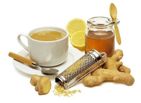 Gừng, chanh và mật ong: Lấy 01 thìa nước gừng và 01 thìa mật ong trộn với nhau. Ăn hỗn hợp gừng và mật ong, sau đó uống một cốc sữa nóng để giảm ho và các vấn đề về họng. Một cách khác là dùng 1/2 cốc nước ấm, cho vào 03 thìa nước chanh, 01 thìa mật ong, 01 thìa nước gừng. Khuấy đều lên và nhấp từng ngụm nhỏ một, ngày 3 lần sẽ giảm viêm họng nhanh chóng.