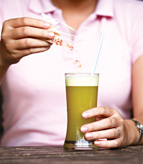 Mùa hè năm ngoái, chị em cũng rộ lên phong trào giảm cân 15 ngày với việc uống nước mía giải độc cơ thể. Theo nó, bạn sẽ phải nhịn ăn hoàn toàn trong mười ngày, sáng sớm uống nước biển (nước muối pha loãng) để rửa ruột, trong ngày chỉ uống 300ml nước mía pha với một chút muối và ớt bột. Ngoài ra thì bạn không được phép nạp thêm bất cứ nguồn năng lượng nào khác.