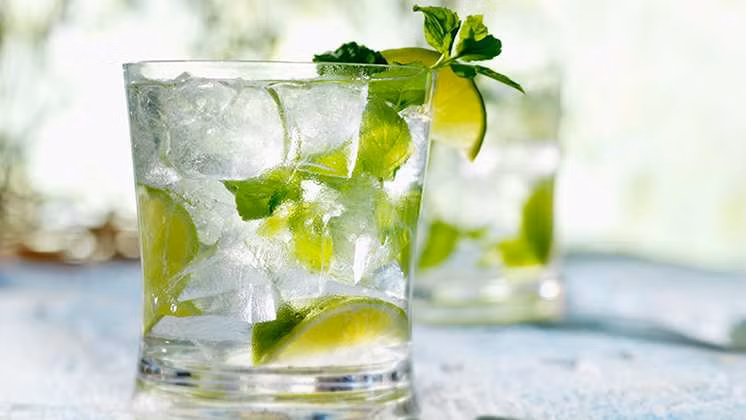 Những tháng gần đây, nhiều chị em truyền tai nhau một phương pháp giảm cân mới có tên là “Thải độc bằng chanh” (Lemon detox) 12 ngày. Đây là phương pháp thay hoàn toàn việc ăn bằng uống các loại hỗn hợp có tính giải độc cho cơ thể.