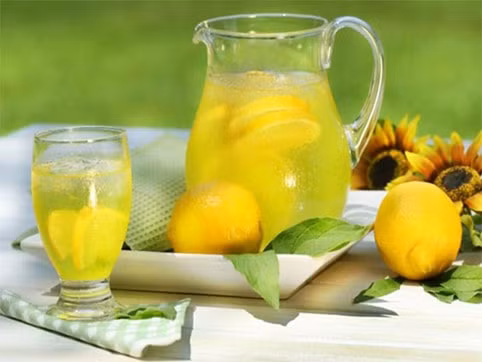 Tuy nhiên, với phương pháp thanh lọc cơ thể bằng chanh mà nhiều chị em đang chia sẻ cho nhau thì không chỉ hạn chế chất độc, chất hóa học vào cơ thể mà còn loại bỏ luôn cả tinh bột, thức ăn rắn. Họ chỉ tập trung vào việc uống nước chanh từ 6-12 cốc một ngày.