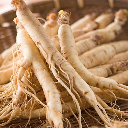 Nhân sâm. Người Trung Quốc đã biết sử dụng nhân sâm để điều trị hàng chục loại bệnh khác nhau, trong đó có chứng đỏ tấy và đau rát và khô âm đạo. Lý do là trong nhân sâm có chứa thành phần giống với hóc môn nữ (estrogen) nên nó giúp thành âm đạo ẩm ngay cả khi vào ngày “đèn đỏ”. Hơn nữa, nhân sâm giúp nâng cao tinh thần, hỗ trợ giấc ngủ ngon và sự trào huyết. Do vậy, khi phụ nữ có thể dùng trà nhân sâm uống để cải thiện sự khó chịu này.