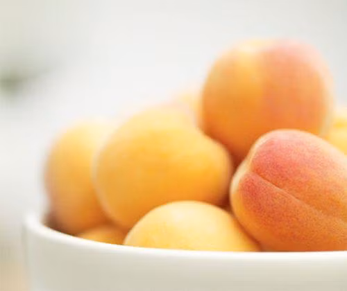 Mơ. Mơ là một trong những loại quả chứa nhiều vitamin C nhất, axit citric không chỉ làm sạch da mà còn giúp da trắng lên từng ngày. Nếu là da dầu, bạn chỉ cần cho thêm chút nước với mơ đã nghiền nhuyễn. Nếu là da khô, hãy thêm một vài giọt dầu oliu. Sau khi đắp mặt nạ 15 phút da sẽ láng mịn ngay lập tức.