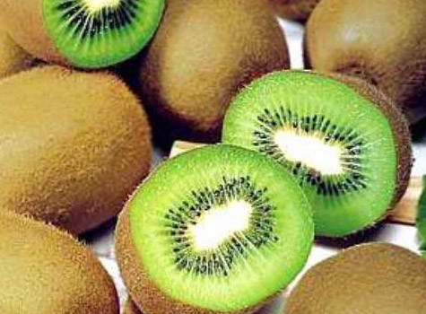 Kiwi. Các nhà khoa học đã nghiên cứu, trái kiwi có chứa lượng vitamin C cao hơn rất nhiều so với các loại trái cây khác. Kiwi chứa một lượng lớn chất axit có thể ức chế các sắc tố keratinocyte và loại bỏ rất hiệu quả các điểm sắc tố trên da. Vì vậy, kiwi có công dụng làm trắng da rất hiệu quả. Ngoài ra, kiwi còn có tác động rất đáng kể trong việc tái tạo và cải thiện tế bào da khô, da dầu.
