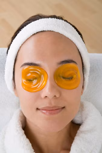 Mặt nạ cà rốt. Cách làm mặt nạ cà rốt cho vùng mắt nhiều nếp nhăn chân chim không khó, bạn cần dùng nước ép của hai củ cà rốt nhỏ, sau đó thêm vào thìa tinh dầu quả hạnh, đánh đều các thành phần này lên với nhau. Để hỗn hợp vào trong tủ lạnh trong 2 giờ, sau đó lấy ra và thoa đều lên vùng da xung quanh mắt khoảng 30 phút. Cuối cùng rửa sạch bằng nước ấm. Hỗn hợp còn thừa bạn có thể cho vào tủ lạnh và sử dụng dần cho những lần sau.