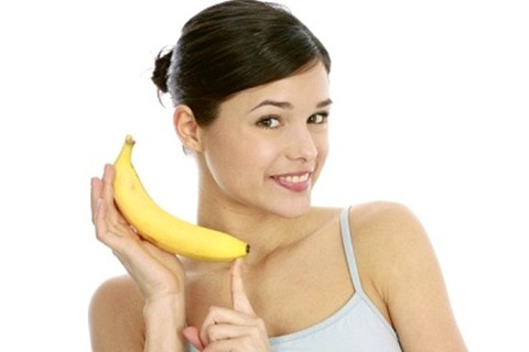 Mặt nạ chuối. Bạn hãy nghiền nát một trái chuối chín, thêm một thìa nước hoa hồng, đánh đều các thành phần này lên với nhau, rồi thoa lên vùng da mắt trong vòng 30 phút, cho đến khi lớp mặt nạ se khô lại. Cuối cùng rửa sạch lại bằng nước lạnh.