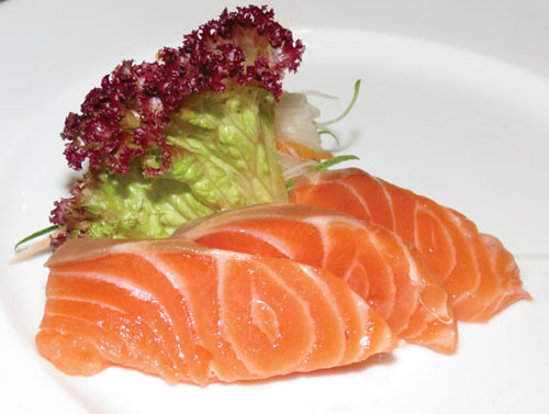 Tăng cường axít béo omega-3. Chất axít béo omega-3 có thể giúp máu lưu thông tốt tới vùng kín, giúp hạn chế bị tổn thương bởi các chất gốc tự do gây ung thư, chống lại sự lão hoá và làm tăng lượng dopamine (thành phần giúp phụ nữ giảm cáu giận và ngăn khô âm đạo). Để nhận được nhiều axít béo omega-3, bạn nên tăng cường ăn cá thu, cá ngừ, cá kiếm, cá mòi, dầu ôliu, vừng…bởi đây là nguồn thực phẩm giàu axít béo omega-3 nhất.