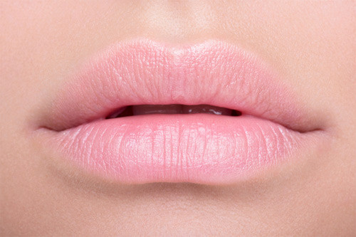 Son có chứa tinh chất bạc hà. Những mẫu son có chứa tih chất bạc hà không những không gây nguy hại cho môi, nó còn giúp môi thấm dần các dưỡng cất, từ đó bảo vệ môi, giúp môi khỏe hơn, không bị khô hay bong tróc..Sau khi sử dụng sản phẩm son môi có chứa tinh chất bạc hà thì đôi môi của bạn sẽ trở nên căng bóng tức thì.