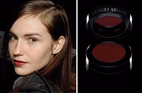 Tránh dùng son tối màu. Những màu son tối thường khiến đôi môi trông mỏng hơn nên phù hợp với những đôi môi dày tự nhiên. Chính vì vậy, những xu hướng son màu đỏ thẫm hay màu tím thẫm đều không phù hợp với những nàng môi mỏng. Kết hợp màu son sáng với lớp trang điểm mắt đậm cũng là lựa chọn không tồi với bạn.