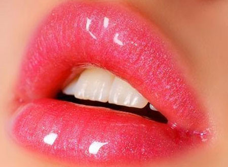 Đôi môi căng mọng với son bóng. Đây hẳn là sự chọn thông minh khi những cô nàng có làn môi mỏng luôn muôn môi của mình đầy đặn, gợi cảm hơn. Chỉ nên thoa một lượng son vừa phải, bắt đầu từ giữa môi sau đó tán nhẹ ra xung quanh để tránh đôi môi trông bóng nhẫy như bôi mỡ. Loại son này cũng chứa nhiều chất dưỡng môi, sẽ giúp cho môi của bạn không bị thâm đồng thời bóng khỏe hơn.