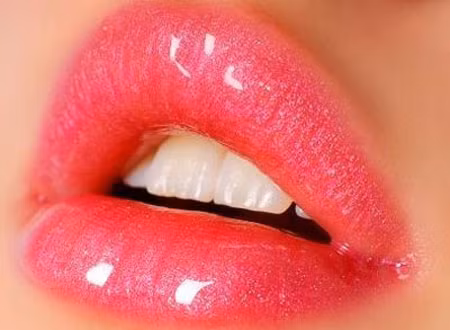 Đôi môi căng mọng với son bóng. Đây hẳn là sự chọn thông minh khi những cô nàng có làn môi mỏng luôn muôn môi của mình đầy đặn, gợi cảm hơn. Chỉ nên thoa một lượng son vừa phải, bắt đầu từ giữa môi sau đó tán nhẹ ra xung quanh để tránh đôi môi trông bóng nhẫy như bôi mỡ. Loại son này cũng chứa nhiều chất dưỡng môi, sẽ giúp cho môi của bạn không bị thâm đồng thời bóng khỏe hơn.