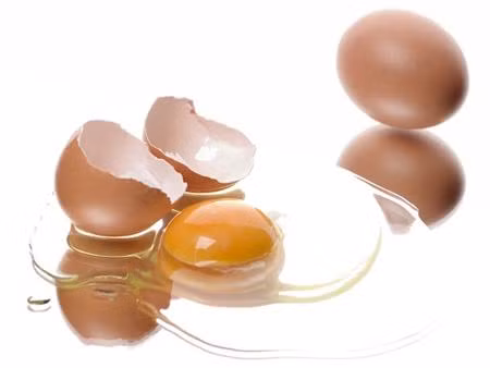 Lòng trắng trứng gà: Lấy một miếng vải cotton mềm nhúng vào lòng trắng trứng gà và đắp lên vùng da mũi bị mụn đầu đen. Đợi cho đến khi miếng vải khô và cứng lại, lật nhẹ miếng vải, chúng sẽ lấy đi hết mụn đầu đen trên mũi bạn.