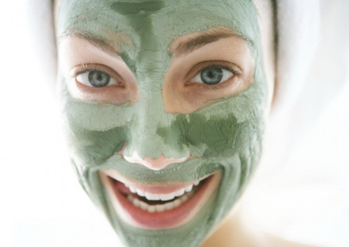 Mặt nạ giấm rượu táo và đất sét mỹ phẩm: trộn một muỗng canh đất sét mỹ phẩm với 1 muỗng giấm rượu táo tạo thành hỗn hợp sền sệt. Thoa hỗn hợp này lên da, để yên 15 – 20 phút cho khô lại. Sau đó, dùng khăn mặt thấm nước ấm, chặm nhẹ và lau sạch hỗn hợp trên da. Rửa mặt lại với nước lạnh cho sạch.