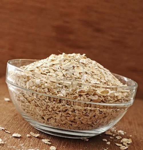 Nước hoa hồng và yến mạch. Nước hoa hồng và bột yến mạch vừa làm sạch mụn đầu đen, vừa làm sạch da đồng thời se khít lỗ chân lông hiệu quả. Bạn chỉ cần chuẩn bị nửa cốc bột yến mạch và nước hoa hồng. Thêm nước hoa hồng và bột yến mạch kết hợp trộn đều để tạo thành 1 loại bột nhão, đắp hỗn hợp này lên vùng có mụn đầu đen. Sau 10 – 15 phút rửa sạch lại da mặt với nước mát. Mặt nạ này đặc biệt hữu hiệu cho làn da có nhiều dầu nhờn.